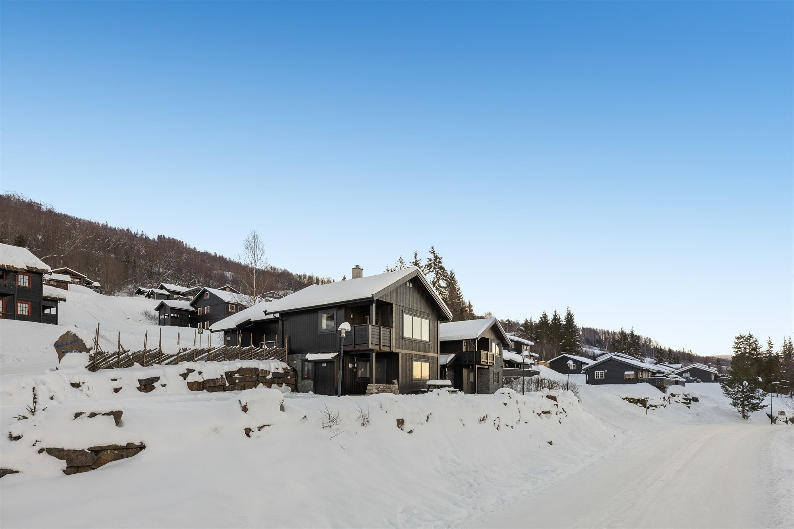 Eiendommen ligger i et svært ettertraktet hytteområde på Sørlia i Hafjell, attraktivt plassert på sørsiden av alpinanlegget. Galleribilde