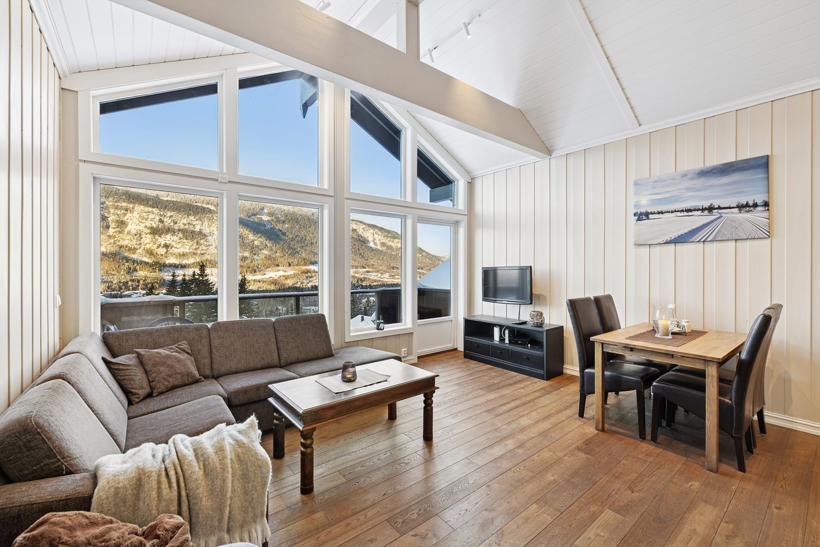 Fra stuen er det utgang til balkong. Galleribilde