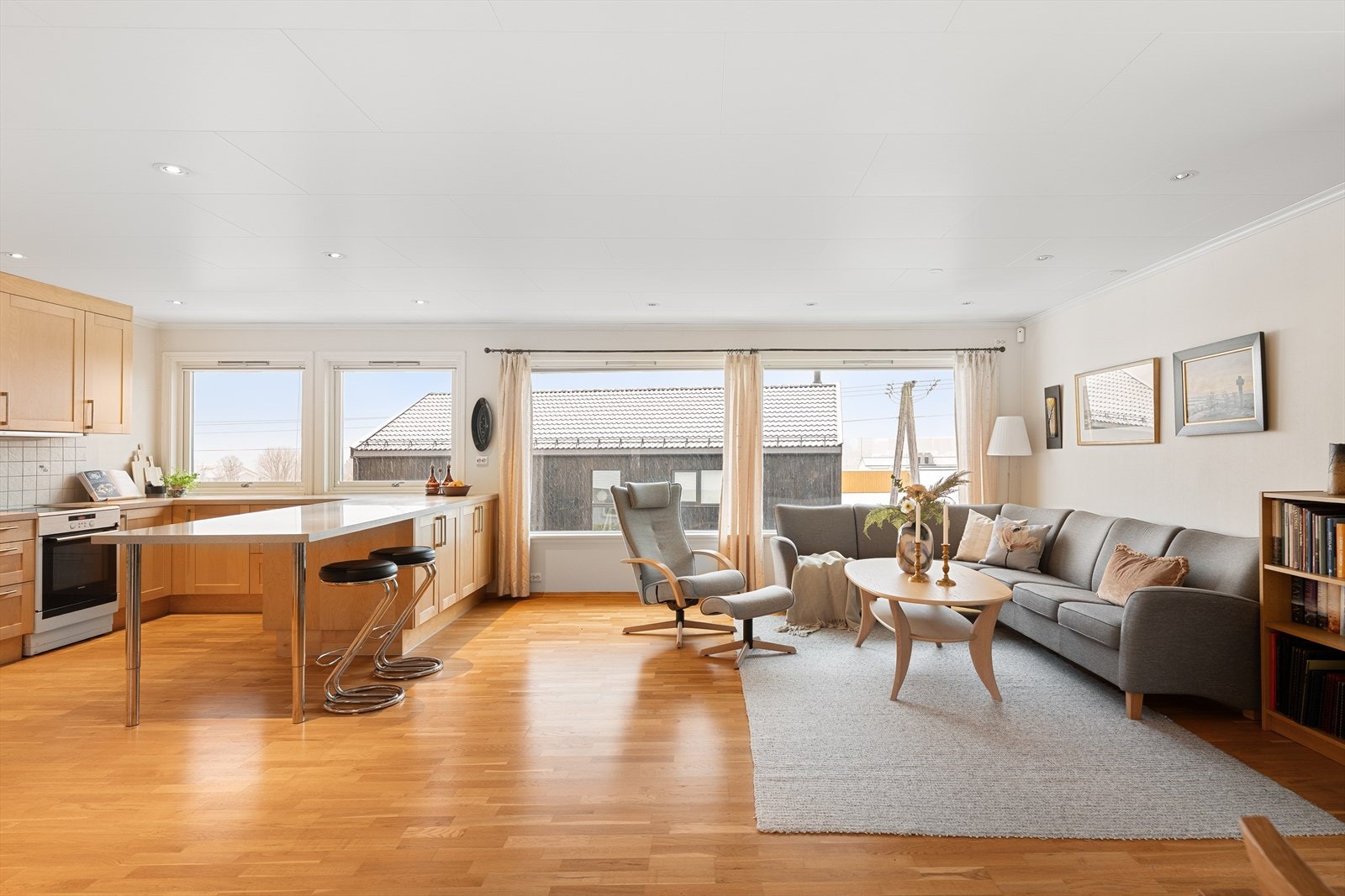 Lyset strømmer inn via store vinduer i front Galleribilde