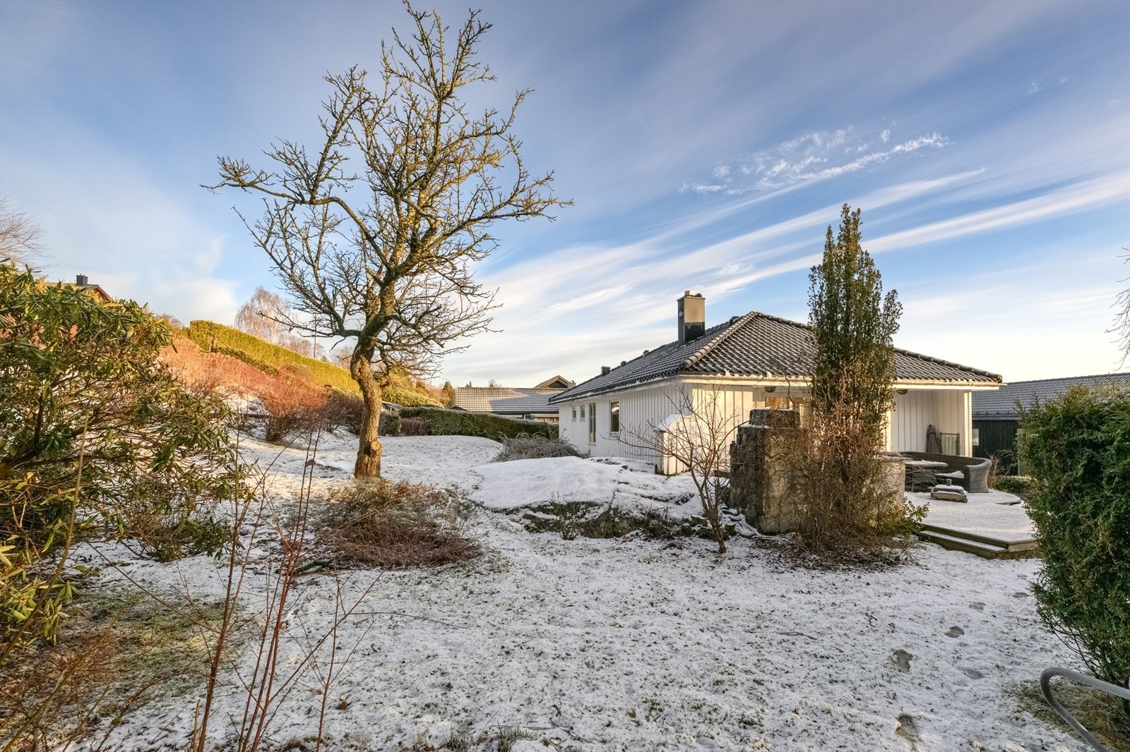 I hagen er det god plass til trampoline, lekeapparater og diverse aktiviteter Galleribilde