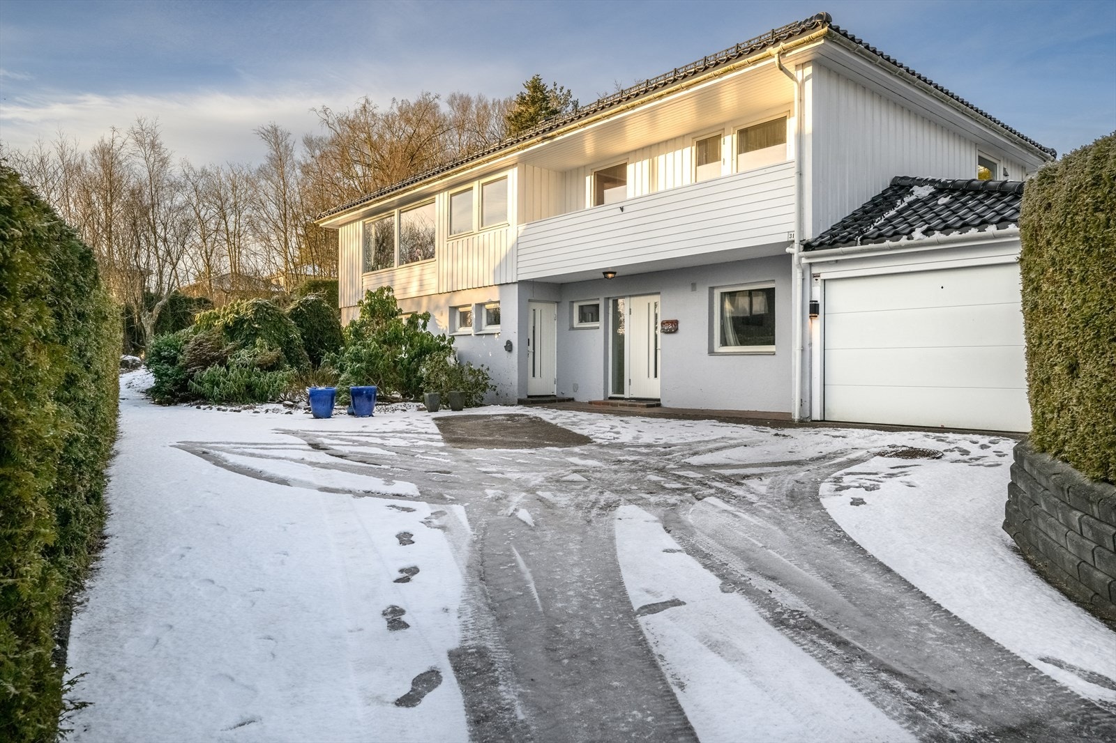 Stort gårdsrom med belegningsstein og mulighet for parkering. Galleribilde