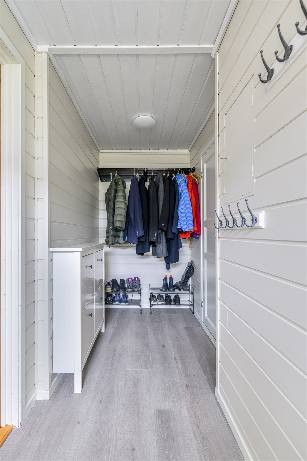 Bi-inngangen er bevart, innredet med klesoppheng og 1-stavs laminat. Galleribilde