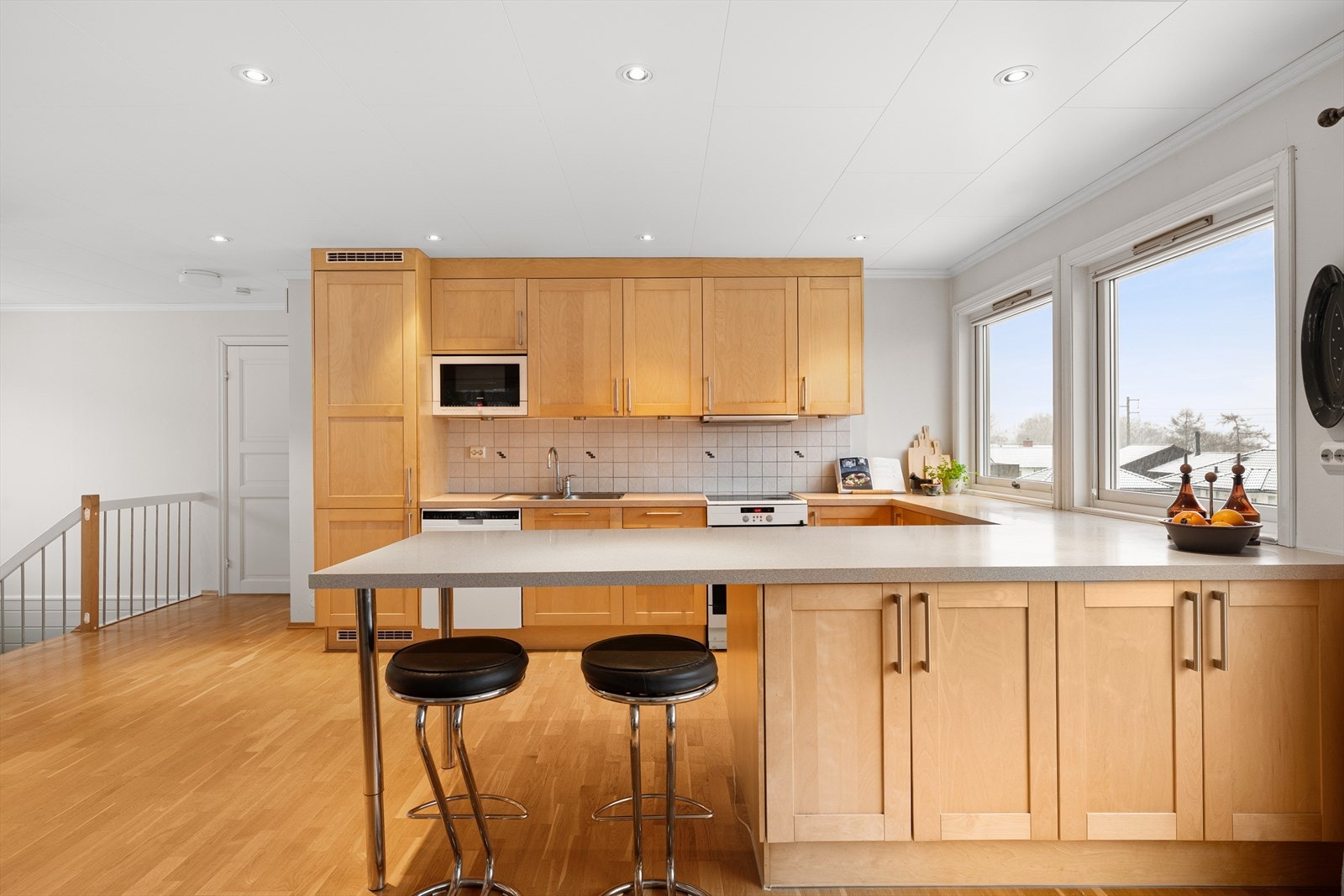 Baren er et fint samlingspunkt, perfekt for måltider, gode samtaler og lekselesning mens middagen tilberedes. Galleribilde