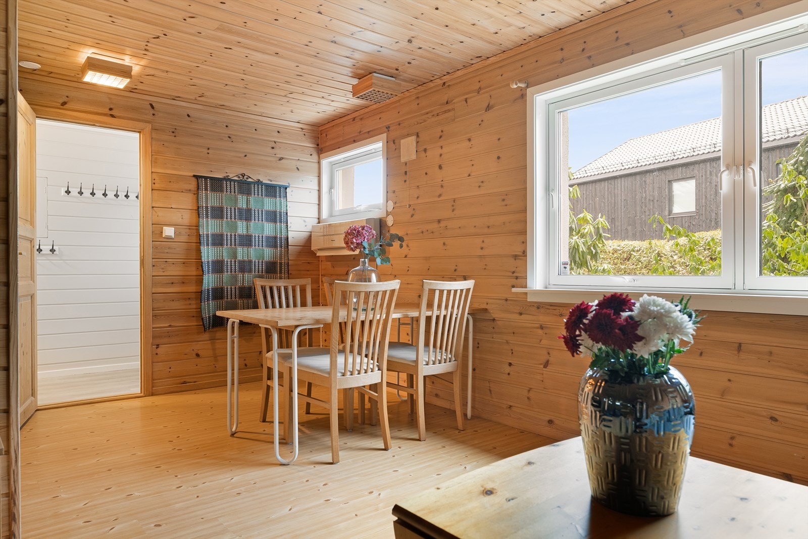 Innenfor bi-inngangen har boligen en romslig vinkelstue, et ekstra oppholdsrom for lek, vennebesøk og avslapning. Galleribilde