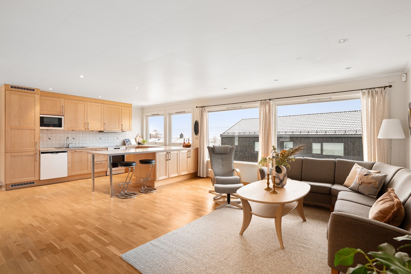 Sammen med kjøkkenet utgjør stuen et åpent, luftig og innbydende allrom med fint gjennomlys. Galleribilde