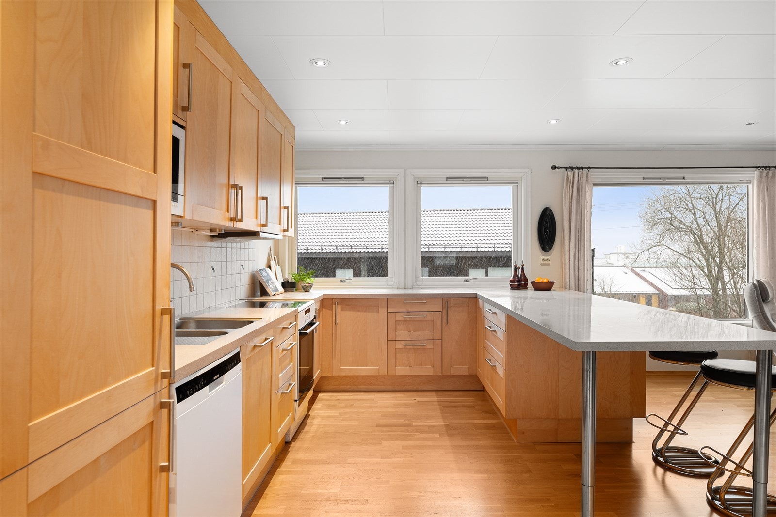 Kjøkkenet har en åpen utforming for sosial matlaging, bestående av en smart u-form med barløsning mot stuen. Galleribilde