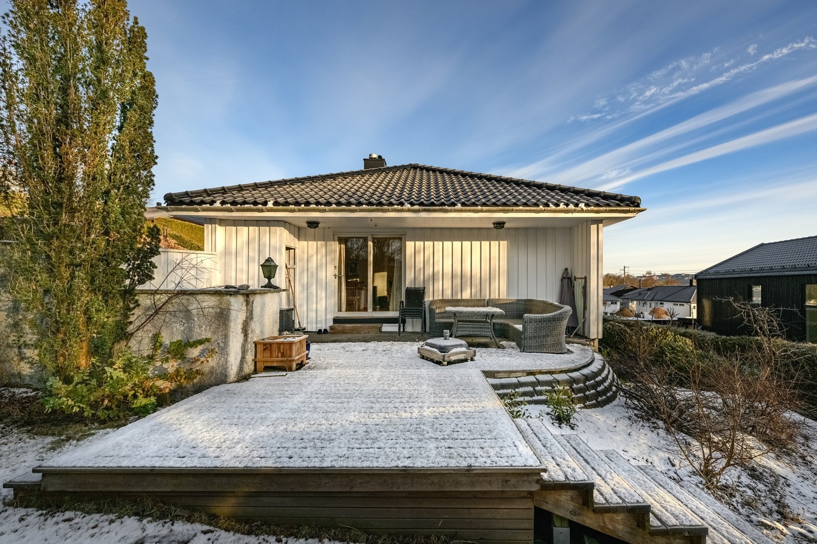 Stuen har utgang til en skjermet, usjenert og dels overbygd terrasse Galleribilde