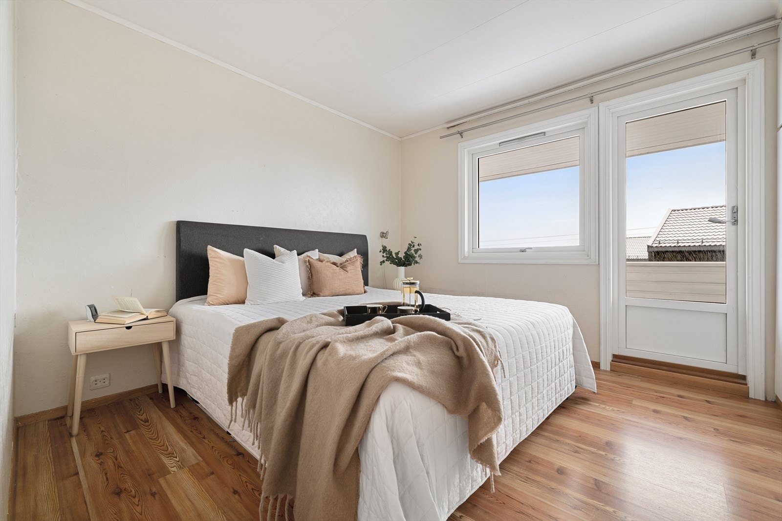 Hovedsoverommet et romslig tilholdssted med privat balkong og lys atmosfære. Galleribilde