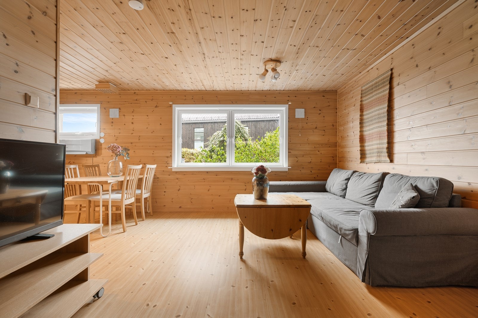 Stuen har god plass til spisebord i tillegg til sofagruppen. Galleribilde