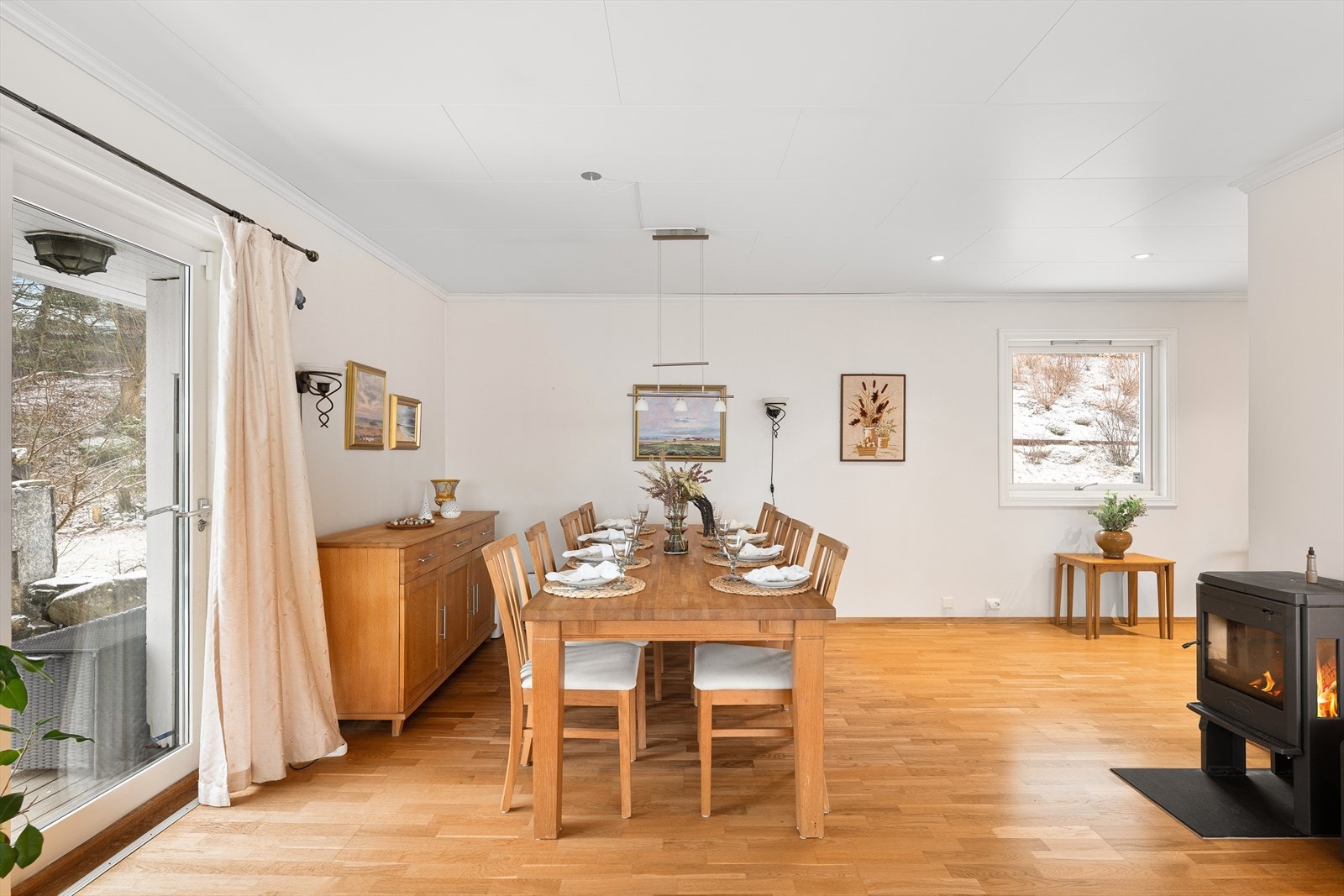 stuen har en skyvedør til den romslige terrassen. Galleribilde