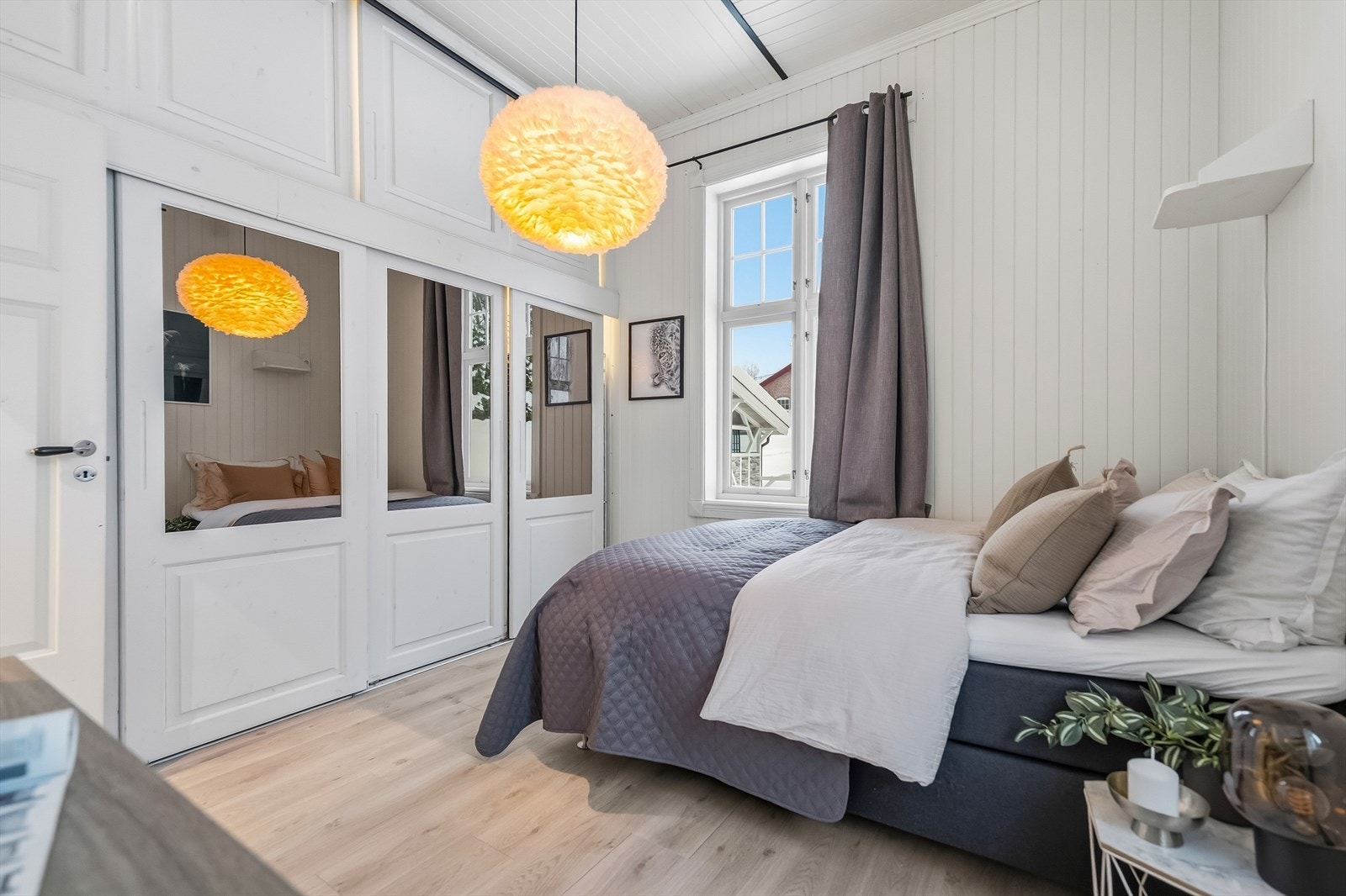 Rommet har stor integrert garderobe som gir rikelig med oppbevaring. Galleribilde