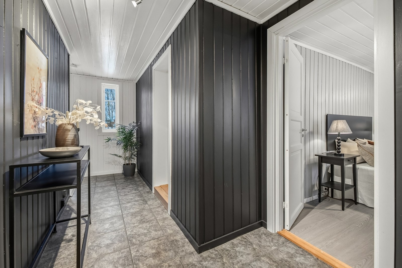 Entré med adkomst til soverom og badet. Galleribilde