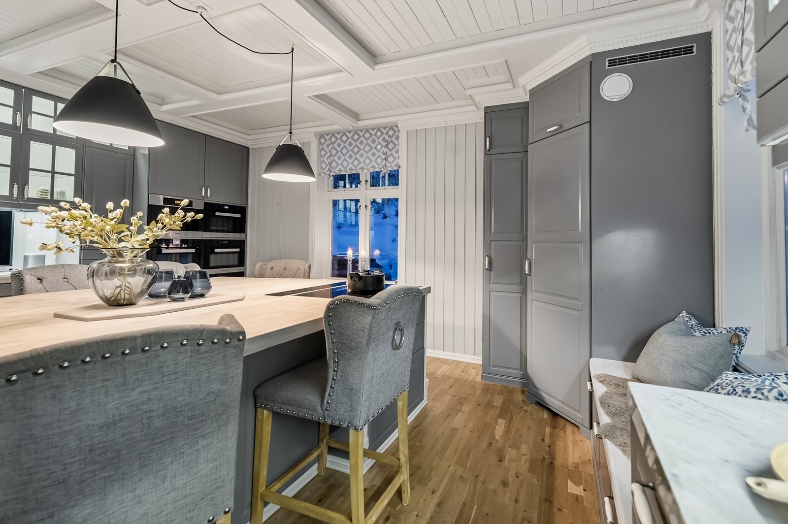 Det er integrert kjølehjørne, koketopp, stekeovn, oppvaskmaskin, vinskap, kaffemaskin og micro. Galleribilde