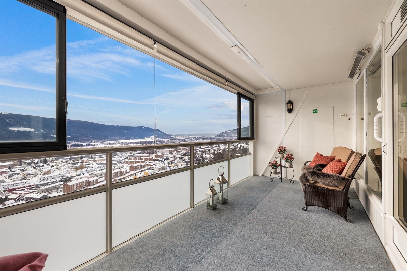 Stor innglasset balkong på ca 13 kvm Galleribilde