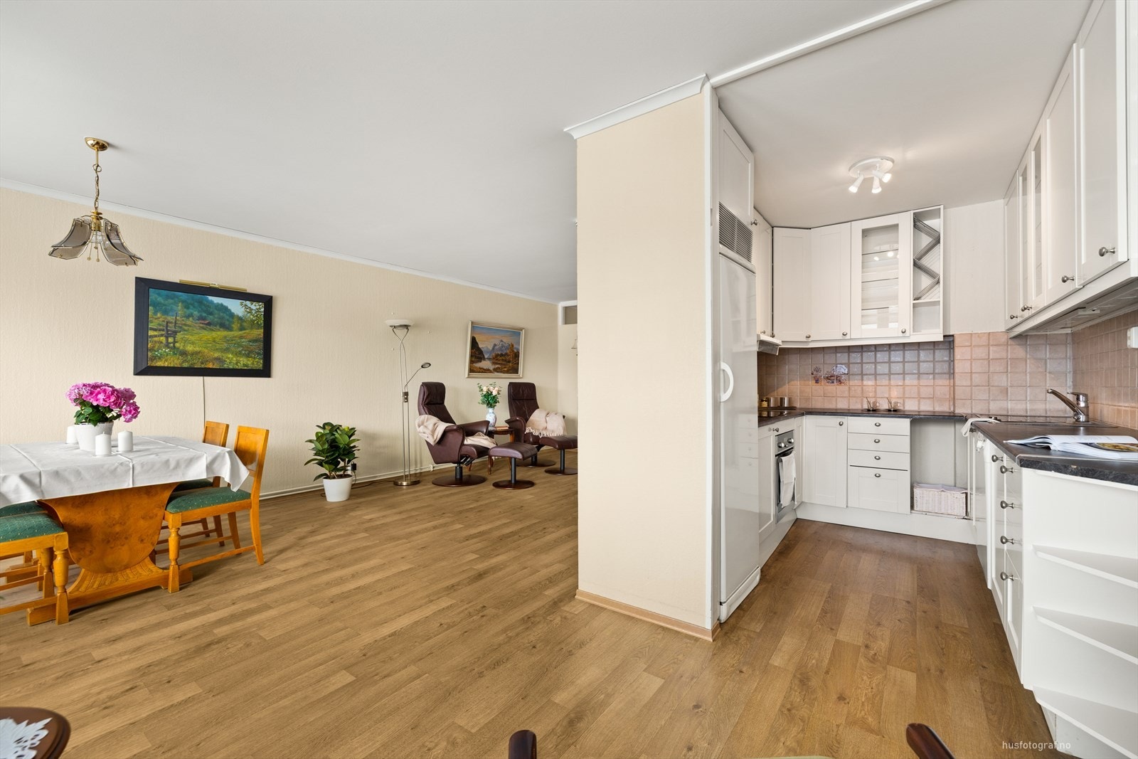 Fra stuen og kjøkkenet Galleribilde