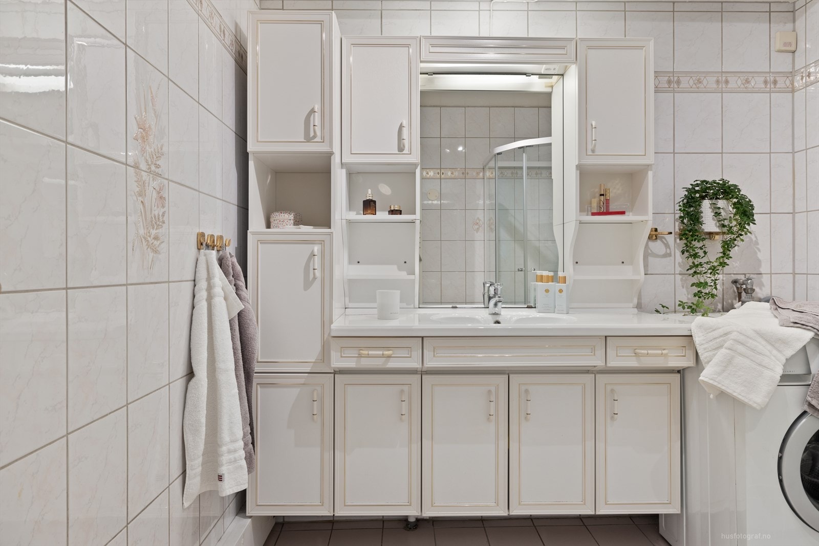 Bad/WC med flislagte gulv og vegger og opplegg for vaskemaskin - varmekabler i gulv. Galleribilde