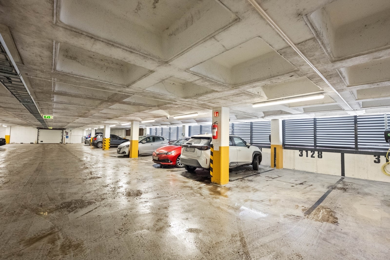 Biloppstillingsplass i felles garasjeanlegg Galleribilde