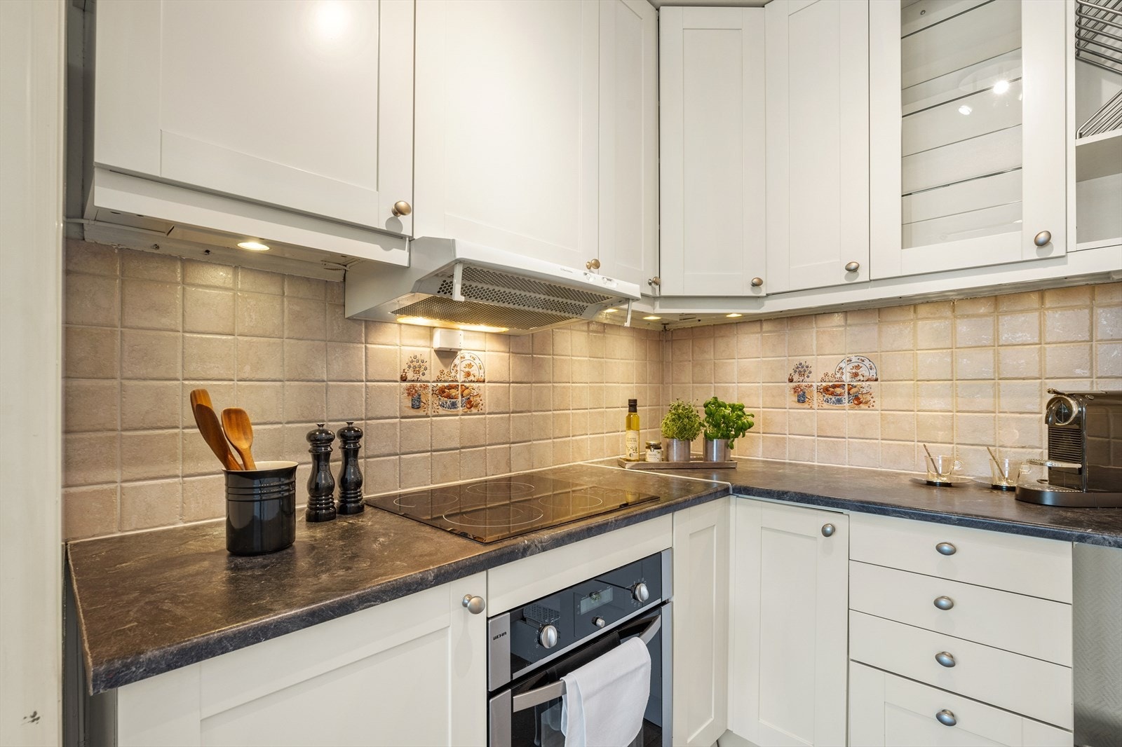 det medfølger oppvaskmaskin, Intgrert komfyr med platetopp og ventilator(kullfilter) Galleribilde