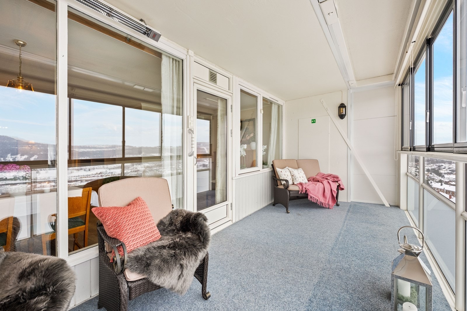 Den store innglassede balkongen er på ca 14 kvm. Den fungerer som en ekstra stue i store deler av sommerhalvåret! Galleribilde