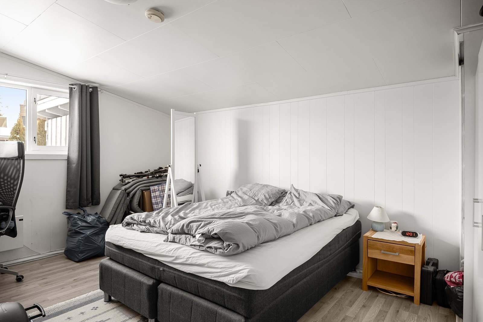 Rom innredet som soverom i hybelleiligheten. Det gjøres oppmerksom på at rommet er definert som garasjeplass (boligens tilleggsdel) i byggetegningene, og rommet er derfor ikke godkjent for varig opphold. Galleribilde