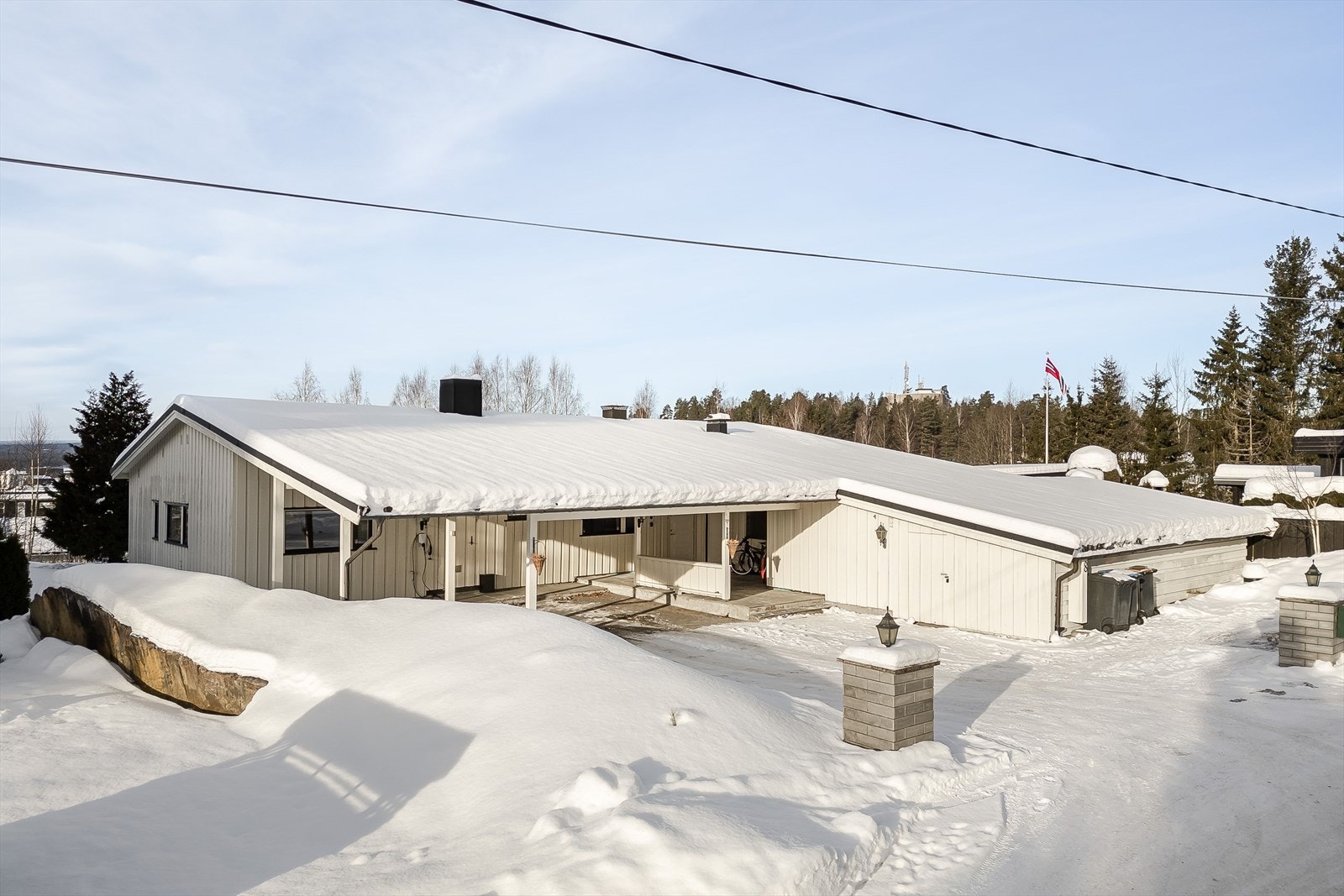 Boligen har en inntilbygget hybelleilighet på 42m² som p.t. er utleid for kr. 10 000,- per måned. Galleribilde