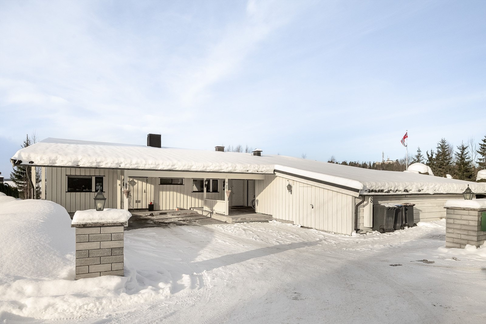 En stor og flott eiendom på ca. 1,7 mål med gode solforhold og knallbra utsikt. Eiendommen "Valhall" er bebygd med arkitekttegnet enebolig fra 1966 med inntilbygget hybelleilighet. Galleribilde