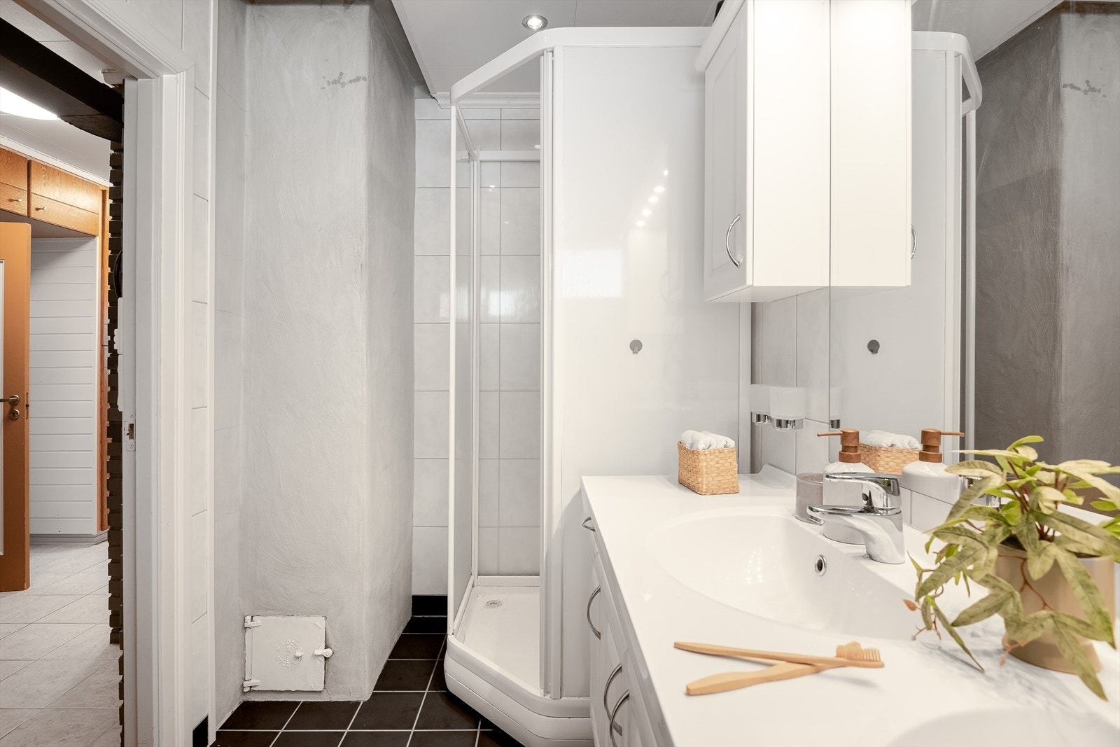 Baderommet er også utstyrt med dusjkabinett og toalett. Galleribilde