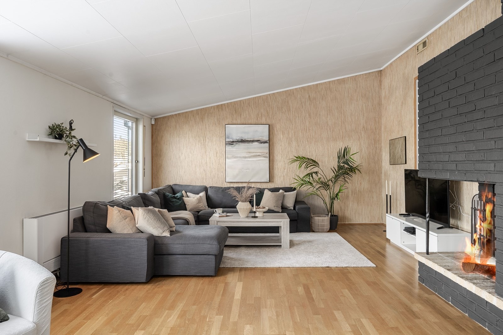 Lysinnslippet sammen med ekstra takhøyde bidrar til en god og luftig romfølelse. Galleribilde