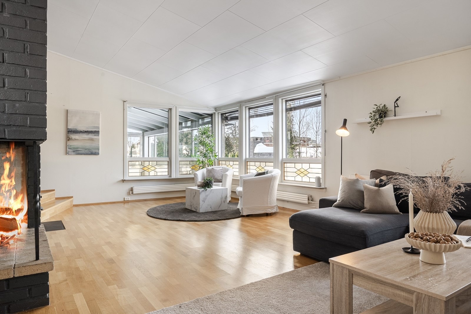 Stuen er romslig med god plass til flere ulike sittegrupper. Galleribilde