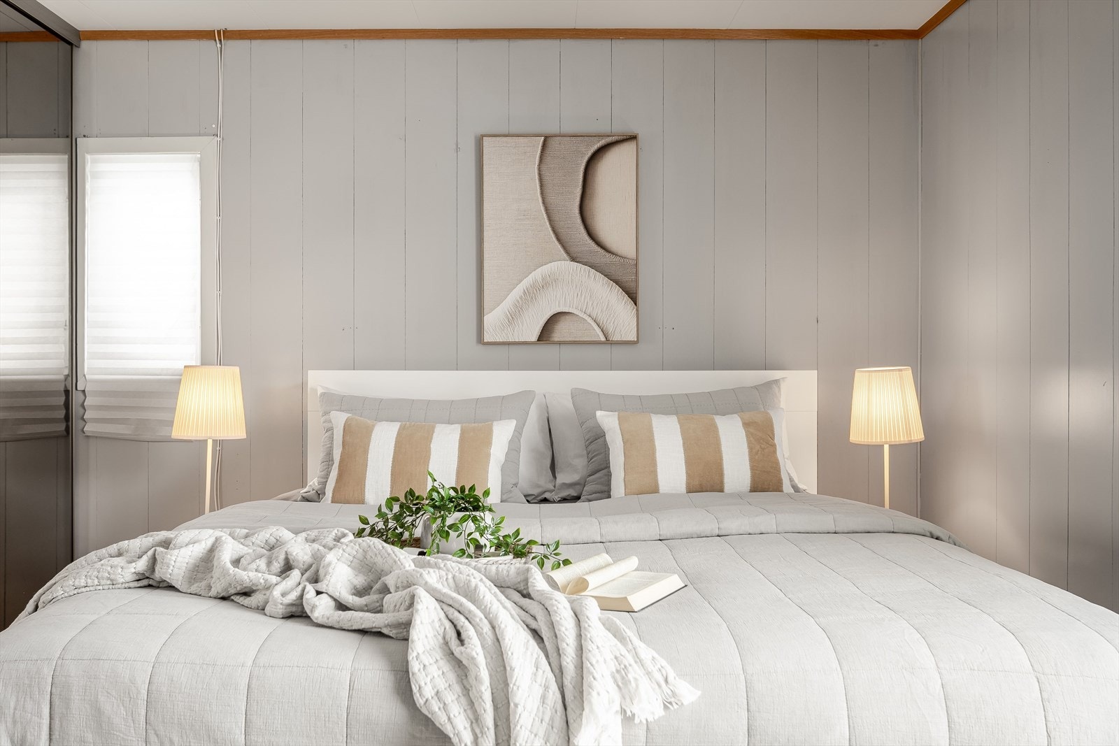 På soverommet er det naturlig plass til stor dobbeltseng med tilhørende nattbord. Galleribilde