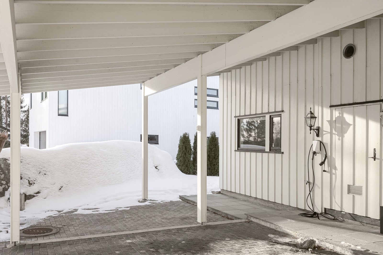 Boligen har også carport på ca. 62m² med elbil-lader. Galleribilde