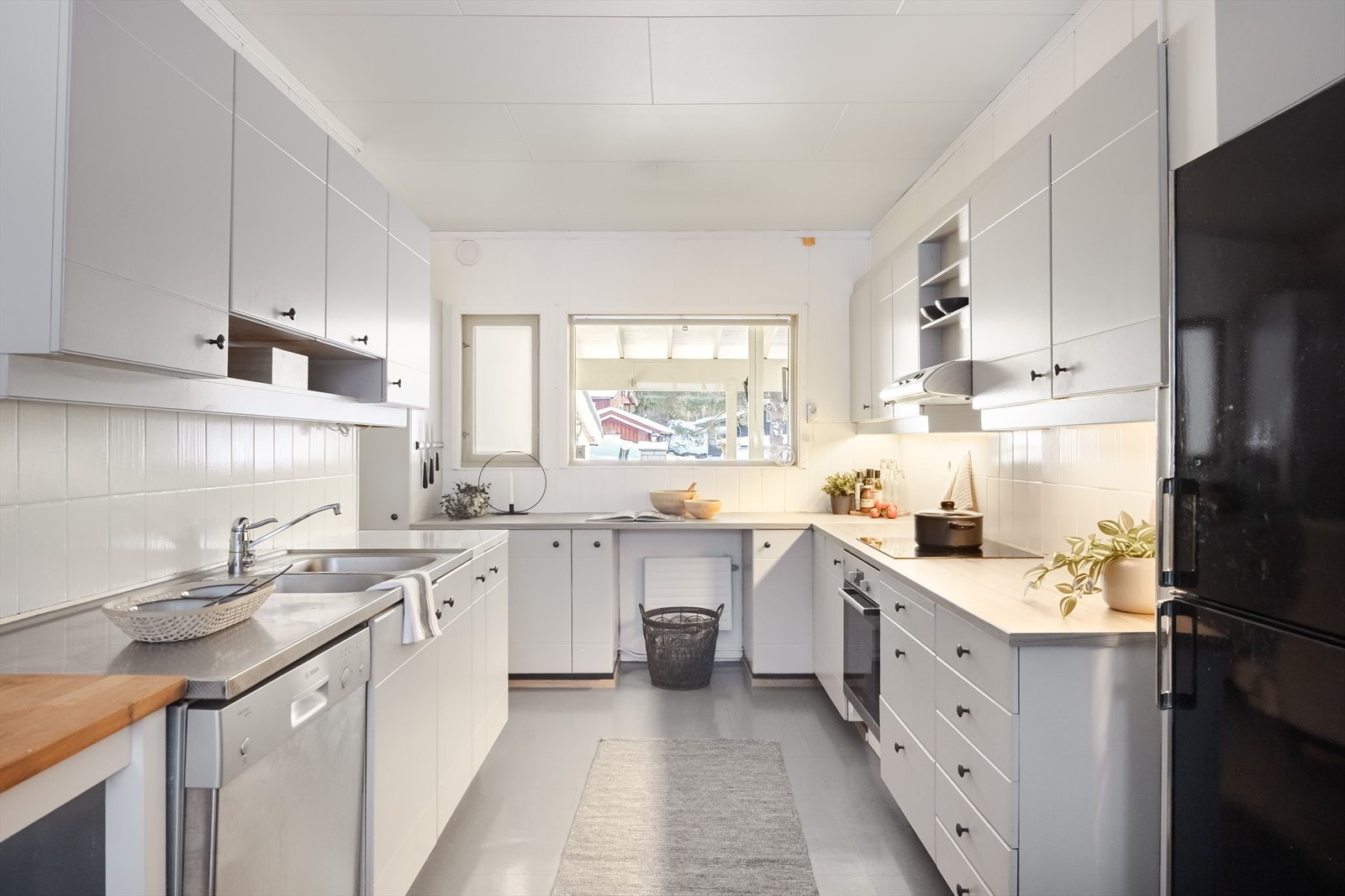 Lys og tidløs kjøkkeninnredning med god skap- og benkeplass. Galleribilde