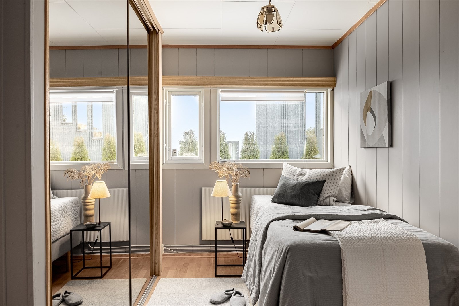 Soverom 2 er et lyst og fint rom med stor skyvedørsgarderobe med speildører. Galleribilde