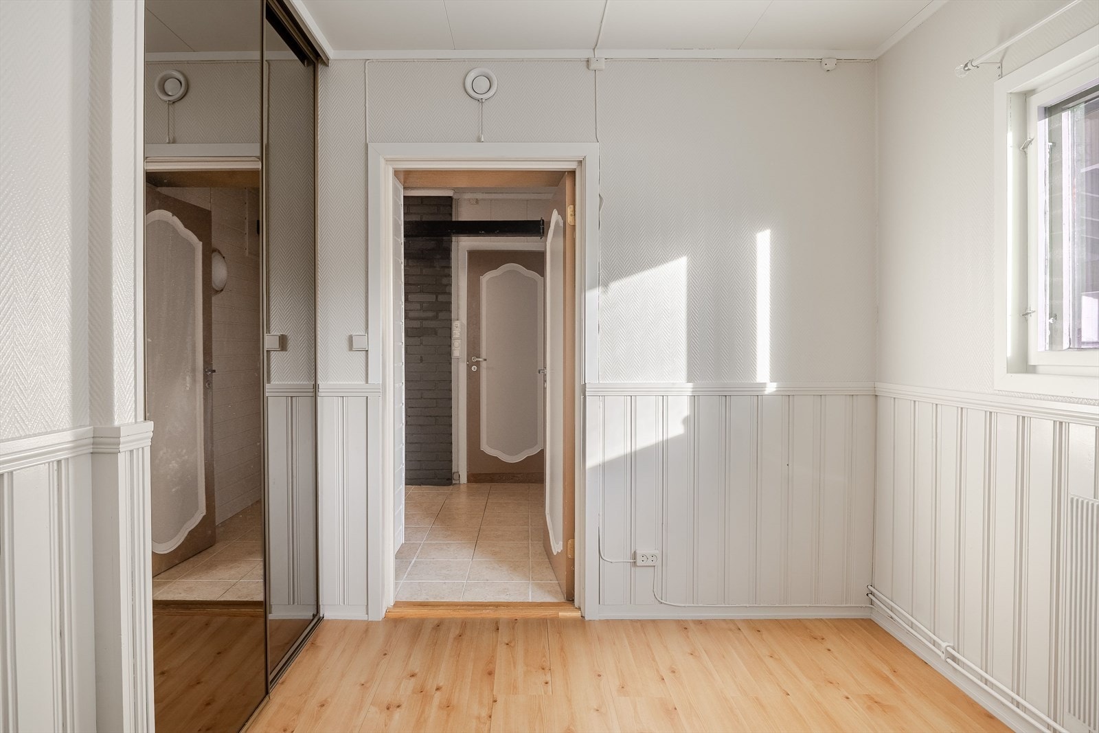 Også dette soverommet har god oppbevaringsplass i plassbygget skyvedørsgarderobe med speildører. Galleribilde