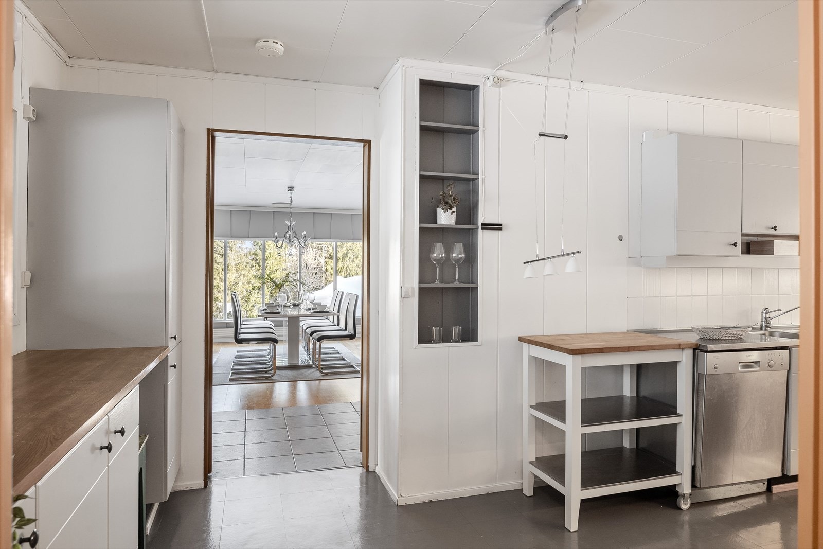 Kjøkkenet ligger i et eget rom i naturlig tilknytning til spisestuen. Galleribilde