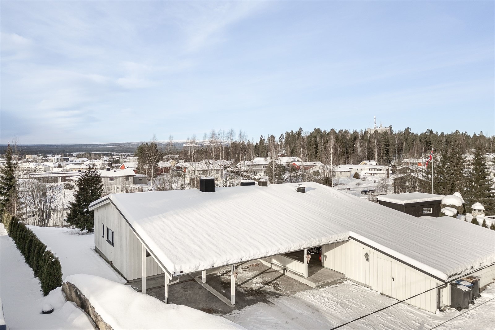 Eiendommen ligger fint til i et veletablert og familievennlig boligområde i Bryggeriberget sentralt i Elverum. Bolig med utearealer og terrasse mot vest med gode solforhold og flott utsikt! Galleribilde