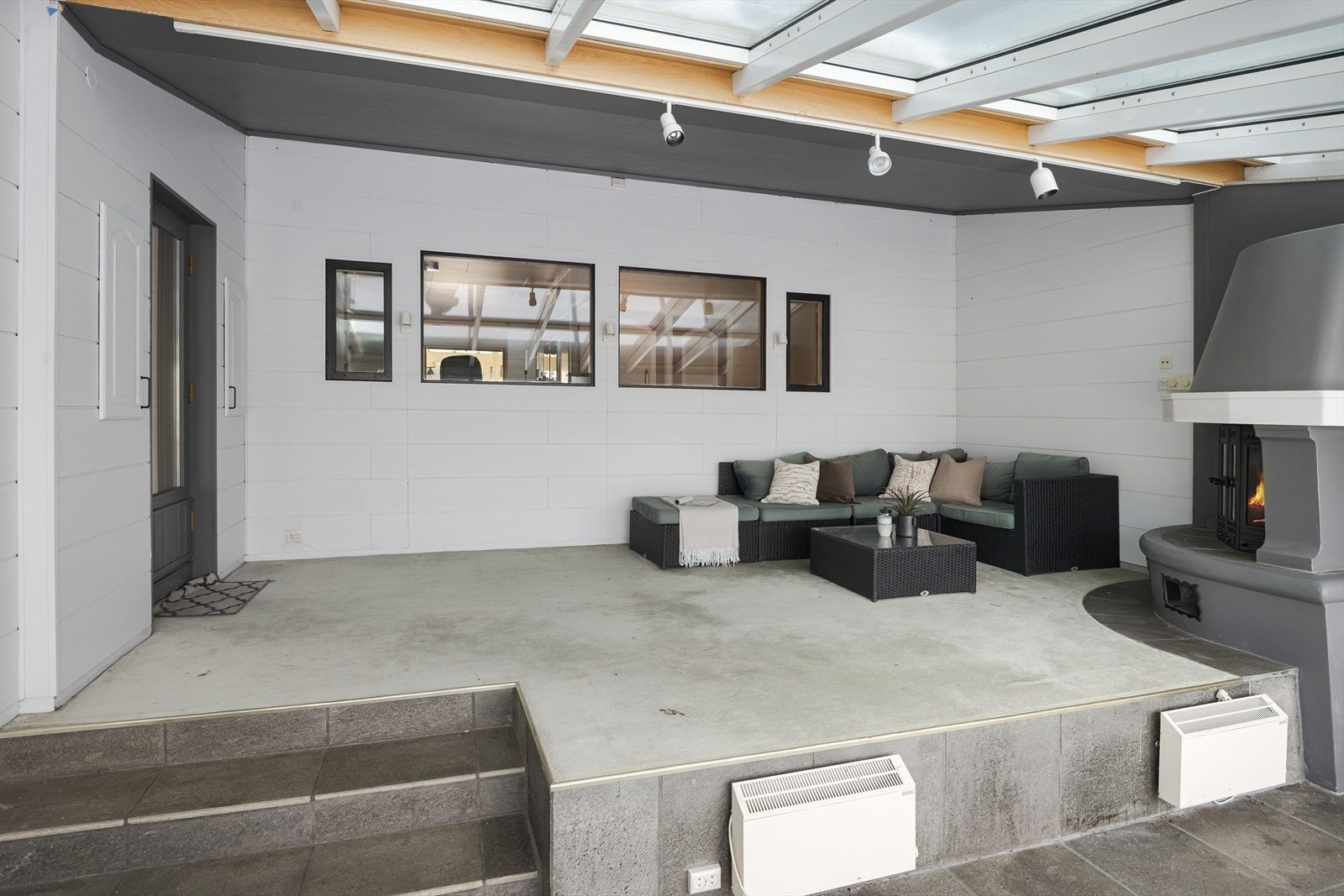 Det er montert panelovner, lys og strøm i hagestuen. Galleribilde