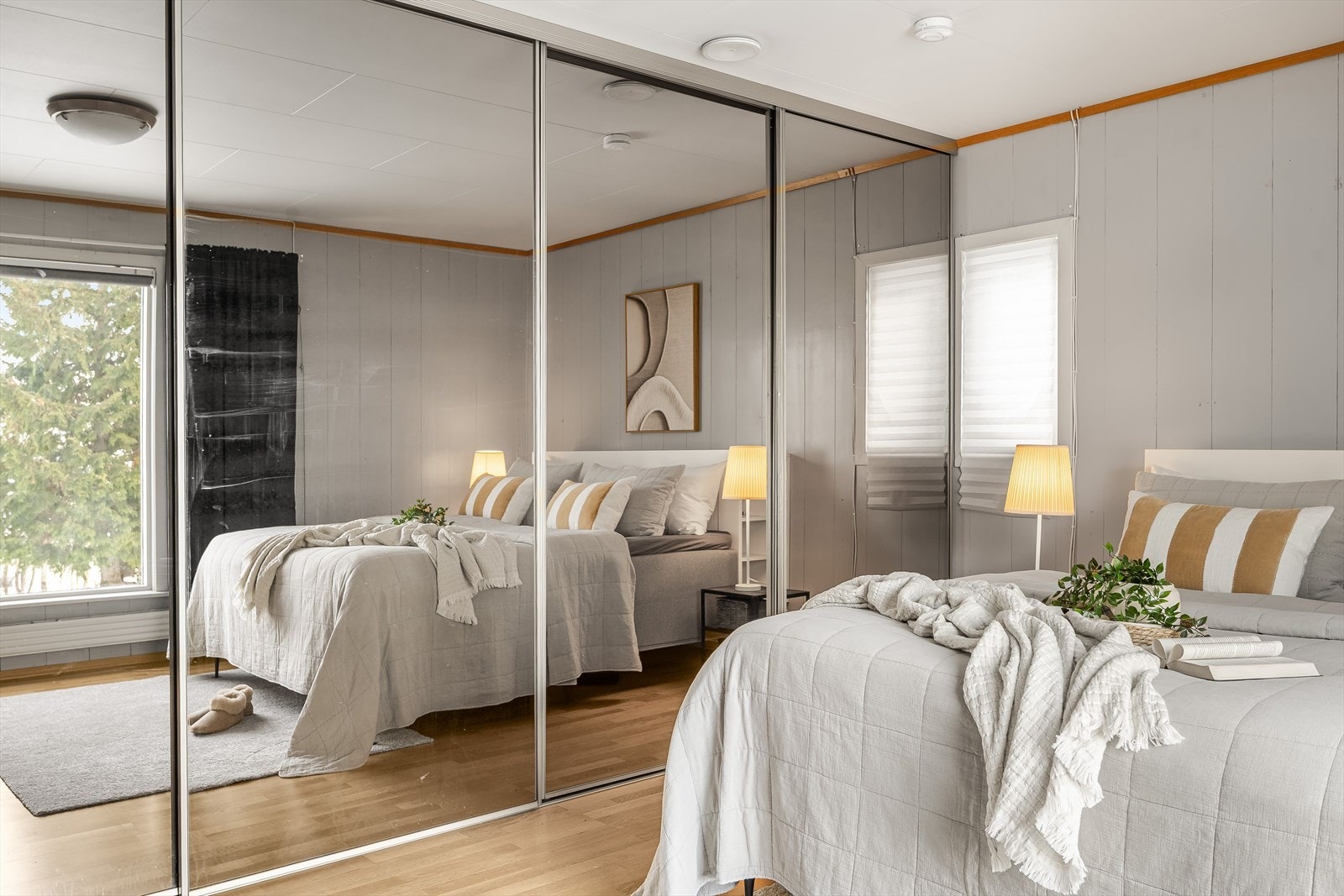 Rikelig med oppbevaringsplass i stor plassbygget skyvedørsgarderobe med speildører. Galleribilde