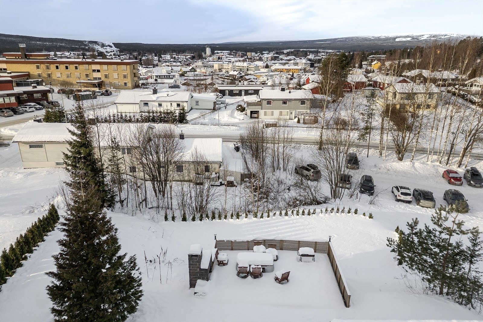 Veien fra boligen og ned til Elverums flotteste tursti langs Glomma er heller ikke lang. Langs Glomma er det tilrettelagte friområder og benker hvor man kan nyte de fine omgivelsene. Galleribilde