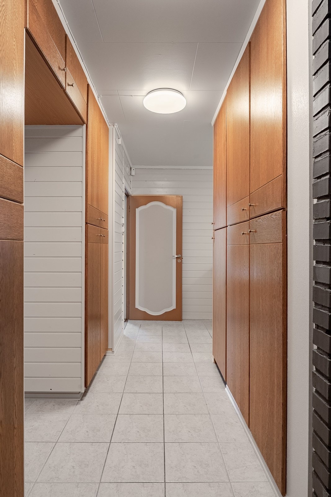 Skreddersydde garderobeløsninger fra gulv til tak gir maksimal utnyttelse av plassen. Galleribilde