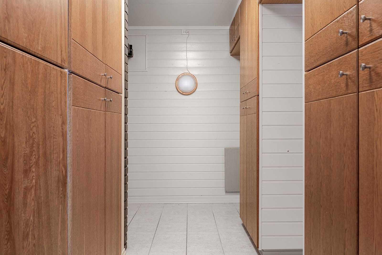 Soveromsgangen er godt utnyttet med flere plassbygde garderobeskap som gir god oppbevaring. Galleribilde