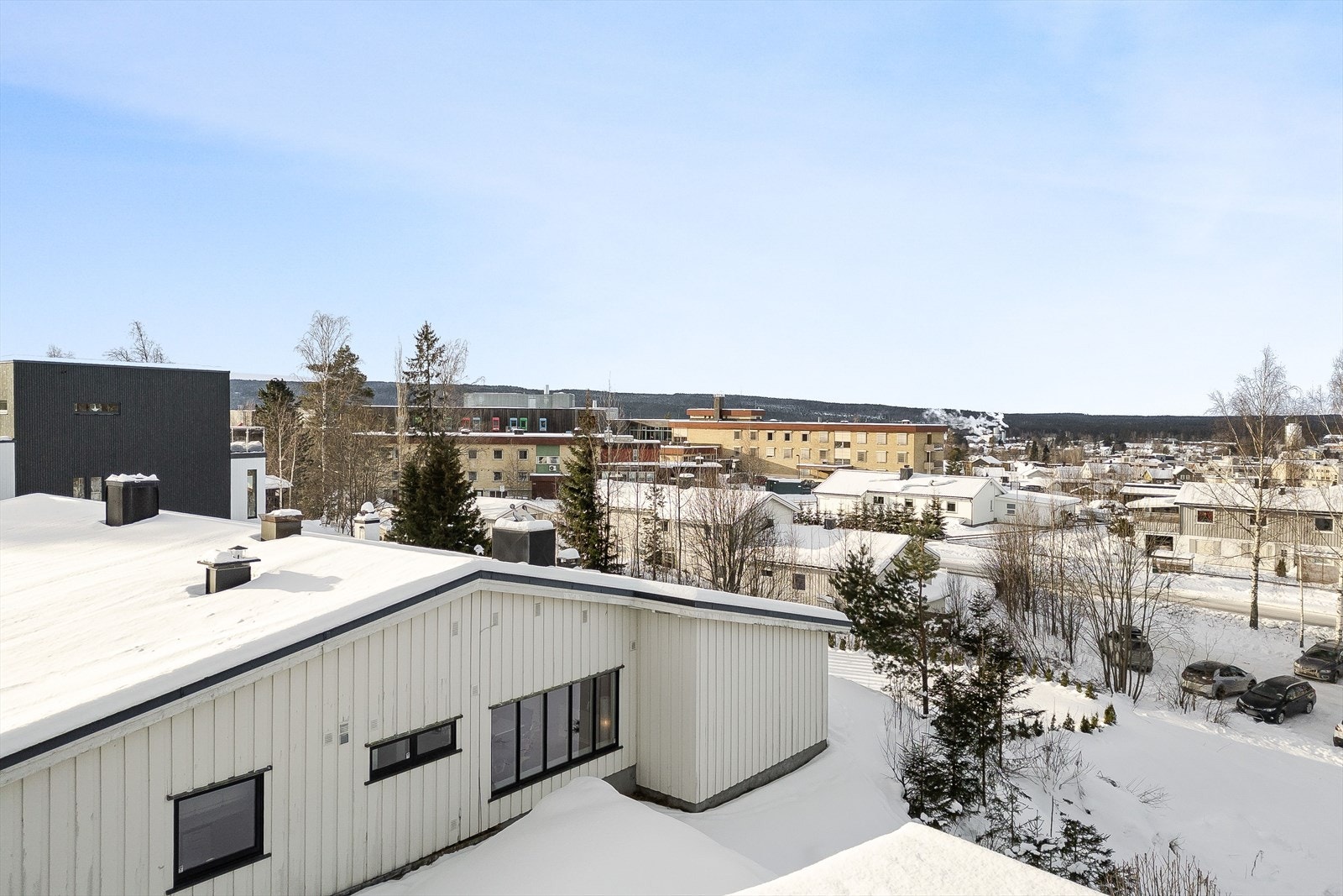 Her bor man med gangavstand til Elverum sentrum hvor du finner alle servicetilbud. Området er også svært barnevennlig med kort avstand til barnehage og skoler. Galleribilde