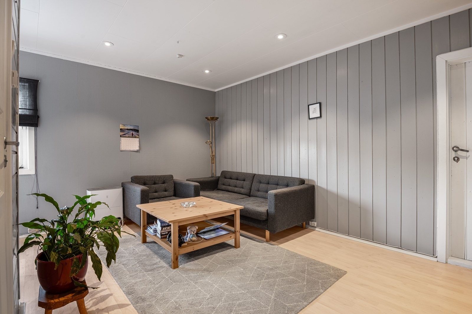 Hybelleiligheten inneholder: Entré, stue, kjøkken, soverom (ikke godkjent) og baderom. Galleribilde