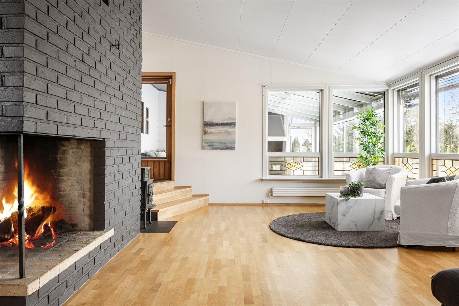 Stuen har velholdt standard med parkett på gulv og lysmalte overflater. Galleribilde