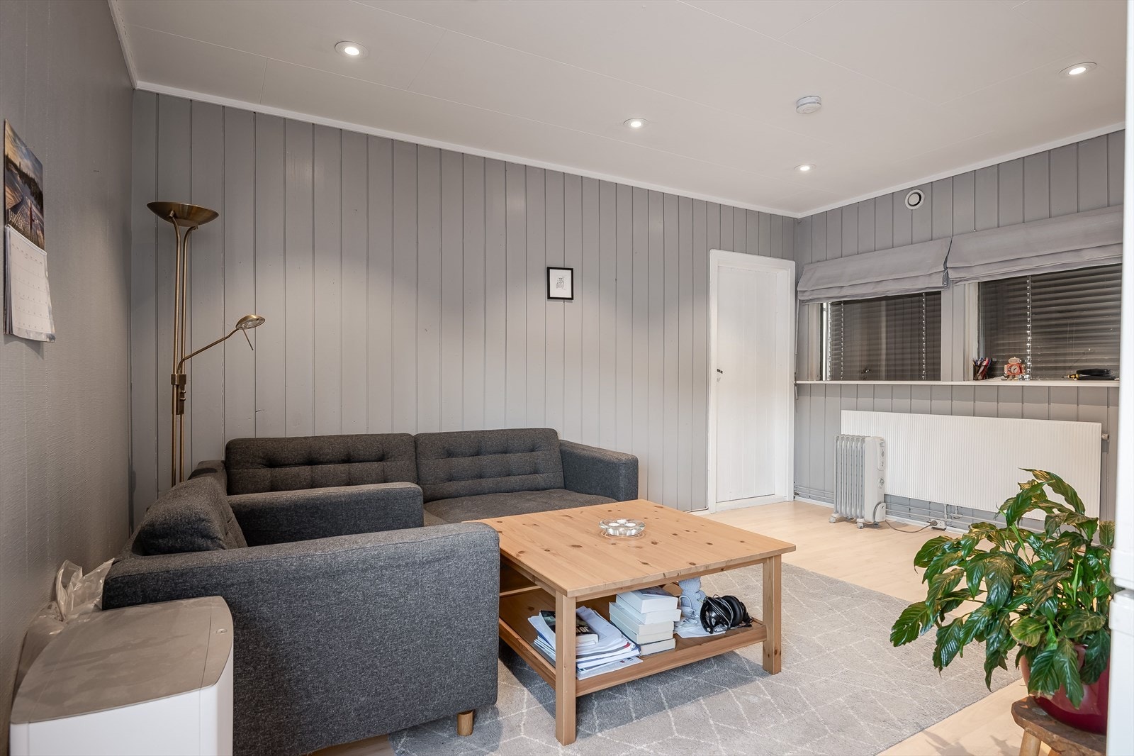 I ca. 2018 ble det lagt nytt enstavs laminatgulv i stue, kjøkken, gang og soverom i hybelleiligheten. Galleribilde