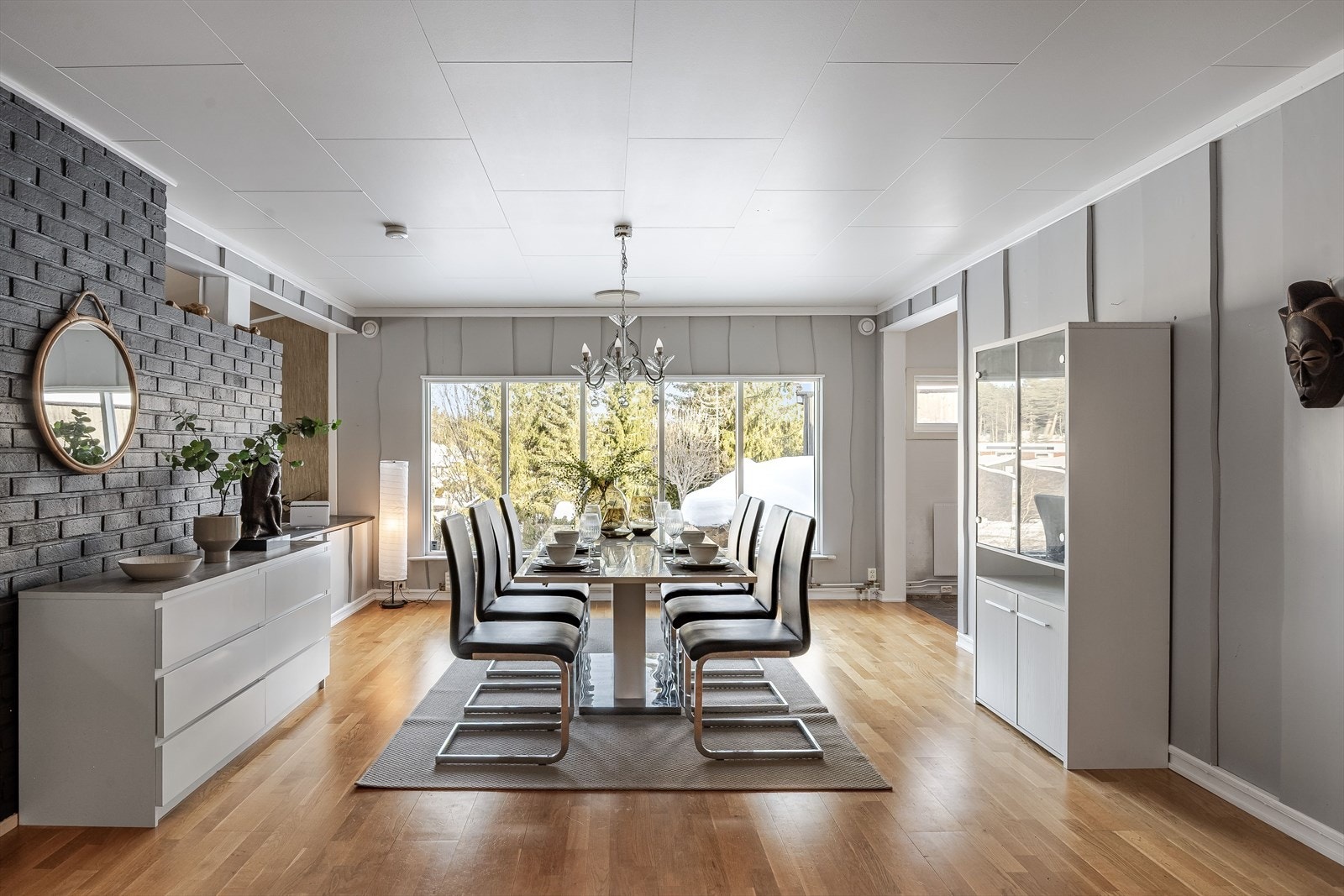 Den ene stuen er i dag innredet som en stor og flott spisestue. Her kan du enkelt dekke opp til langbord og invitere venner og familie på hyggelige selskap. Galleribilde