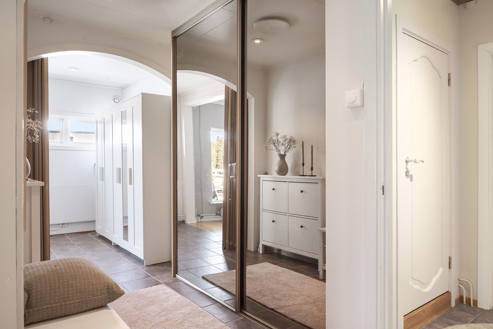 Her har du rikelig med oppbevaringsplass i plassbygde skap, stor skyvedørsgarderobe med speildører, samt skoskap og frittstående garderobeskap som medfølger i handelen. Galleribilde