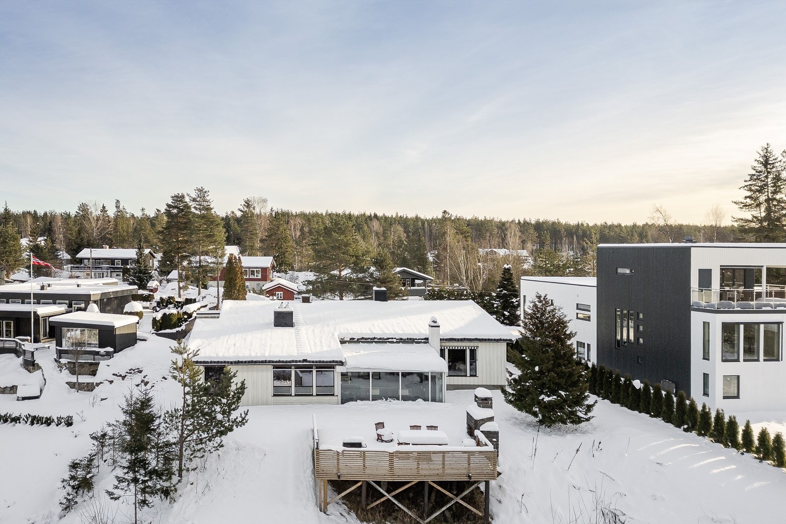 Fra hjemmet har man nærhet til ypperlige muligheter for tur og rekreasjon. Det populære friområdet i Svartholtet og Loken ligger i umiddelbar nærhet. På sommeren byr området på flotte tur- og sykkelstier og det er gode muligheter for bærsanking på høsten. Galleribilde