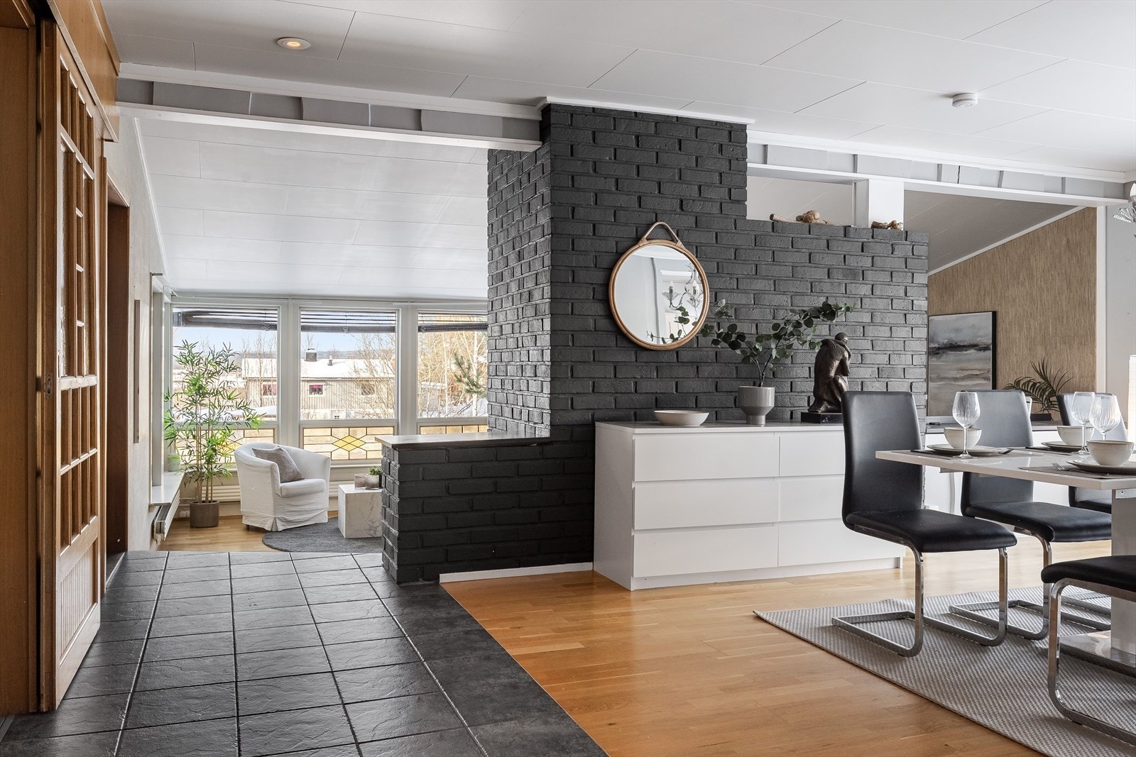 Fra spisestuen er det noen få trappetrinn ned til stuen. Galleribilde