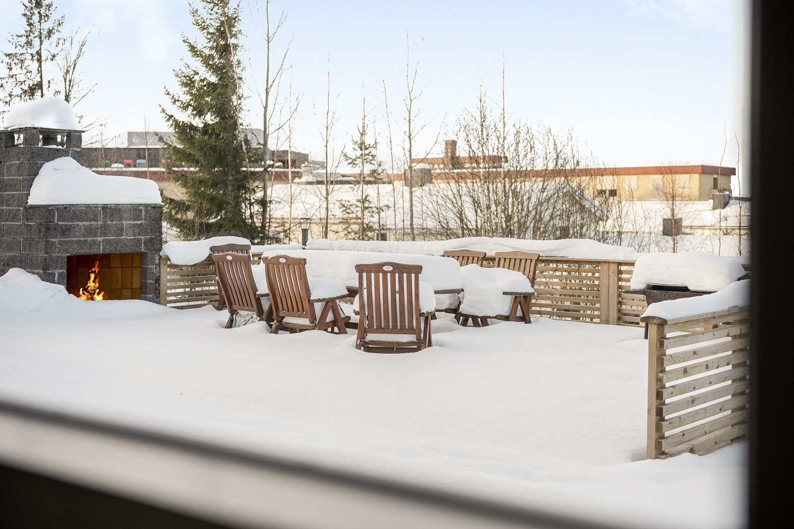 I hagen er det en stor, flott og solrik terrasse fra 2024 med utepeis. Her har du sol fra morgen til kveld! Galleribilde